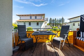 Outdoor dining - Apartment 'Klabautermann' with balcony and Wi-Fi (Heringsdorf)