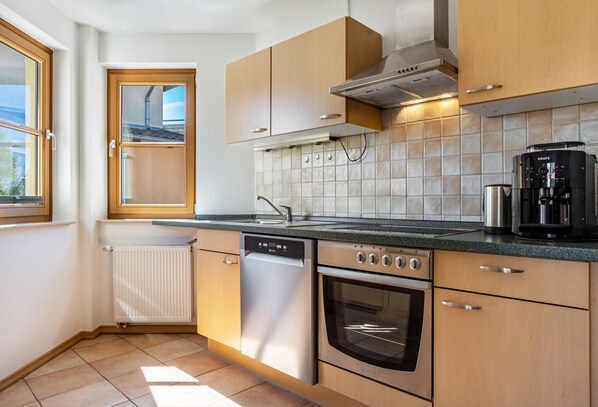 Køleskab, mikrobølgeovn, ovn, kogeplade