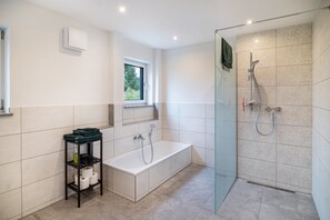 Tina, secadora de cabello, toallas 