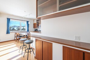 Full-size fridge, microwave, oven, stovetop