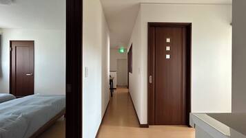 5 camere, una scrivania, ferro/asse da stiro, Wi-Fi gratuito