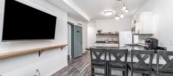 1103#203 / Downtown Oasis: En-Suite Master
