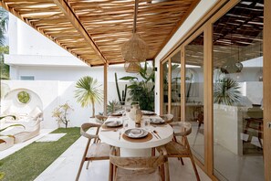 Villa, 2 Bedrooms | Dining room