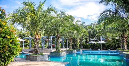 Comfortable 5-bedroom villa near the beach with many services in Ha Long