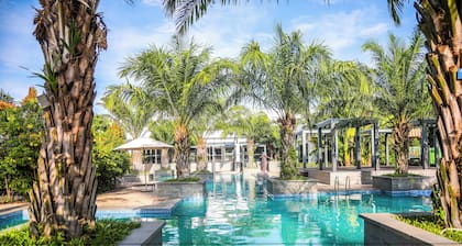 Comfortable 5-bedroom Villa Near the Beach With Many Services in Ha Long