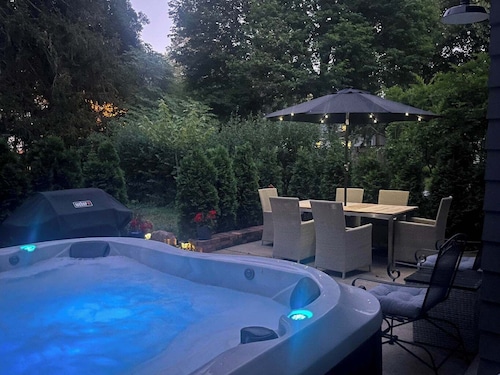 ENTIRE HOME! 5 BEDROOM, 2 BATH, WITH JACUZZI - .2 miles to Iowa State Campus
