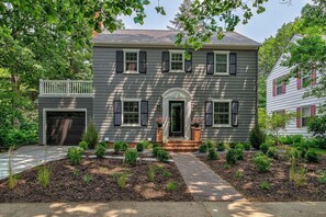 Exterior - ENTIRE HOME! 5 BEDROOM, 2 BATH, WITH JACUZZI - .2 miles to Iowa State Campus
 (Ames)