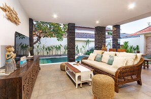 Exclusive-Villa | Wohnbereich | 32-Zoll-Smart-TV mit Satellitenempfang, Streaming-Dienste