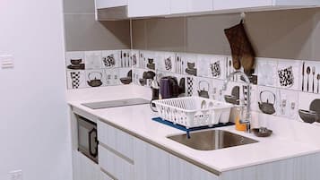 Frigorifero, microonde, bollitore elettrico, tostapane