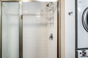 Sèche-cheveux, serviettes fournies