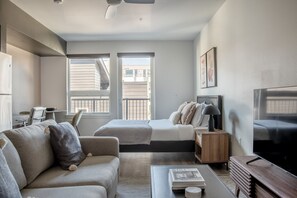 Een strijkplank/strijkijzer, wifi, beddengoed