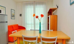 อพาร์ทเมนท์, 2 ห้องนอน, ระเบียง, วิวเมือง | ร้านอาหาร