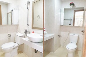 Dusche, Haartrockner, Handtücher, Seife