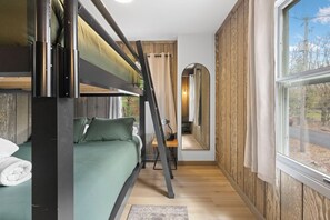 3 slaapkamers, een strijkplank/strijkijzer, reisbedje, gratis wifi