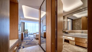 Romantic Room | Egyptian cotton sheets, premium bedding, down comforters - Jiangheyujing hotel (Nanning)