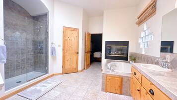Baignoire Ă jets, sĂšche-cheveux, serviettes fournies, savon