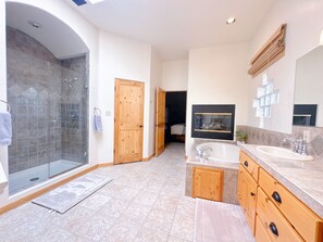 Whirlpool, Haartrockner, Handtücher, Seife