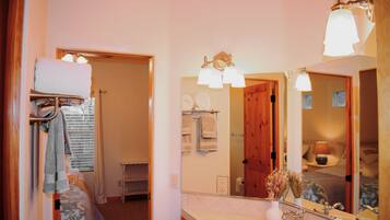 3 chambres, fer et planche Ă repasser, Wi-Fi, draps fournis