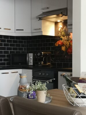 Fridge, microwave, oven, stovetop - Vue mer, Luxueux T3 gar, La Noordzee à votre porte, 2à 6 etbébé à Ostende Centre (Oostende)