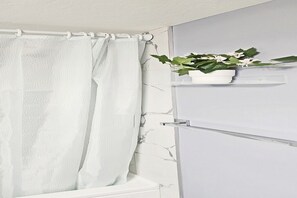 Sèche-cheveux, serviettes fournies, savon, shampoing