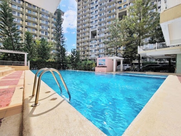 Pool - Cheap & elegant condotel 2bedroom 1bathroom 3min walk to abreeza mall (Davao City)