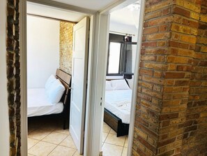 2 soverom, strykejern/-brett, internettilgang og sengetøy