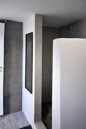 Douche, sèche-cheveux, serviettes fournies