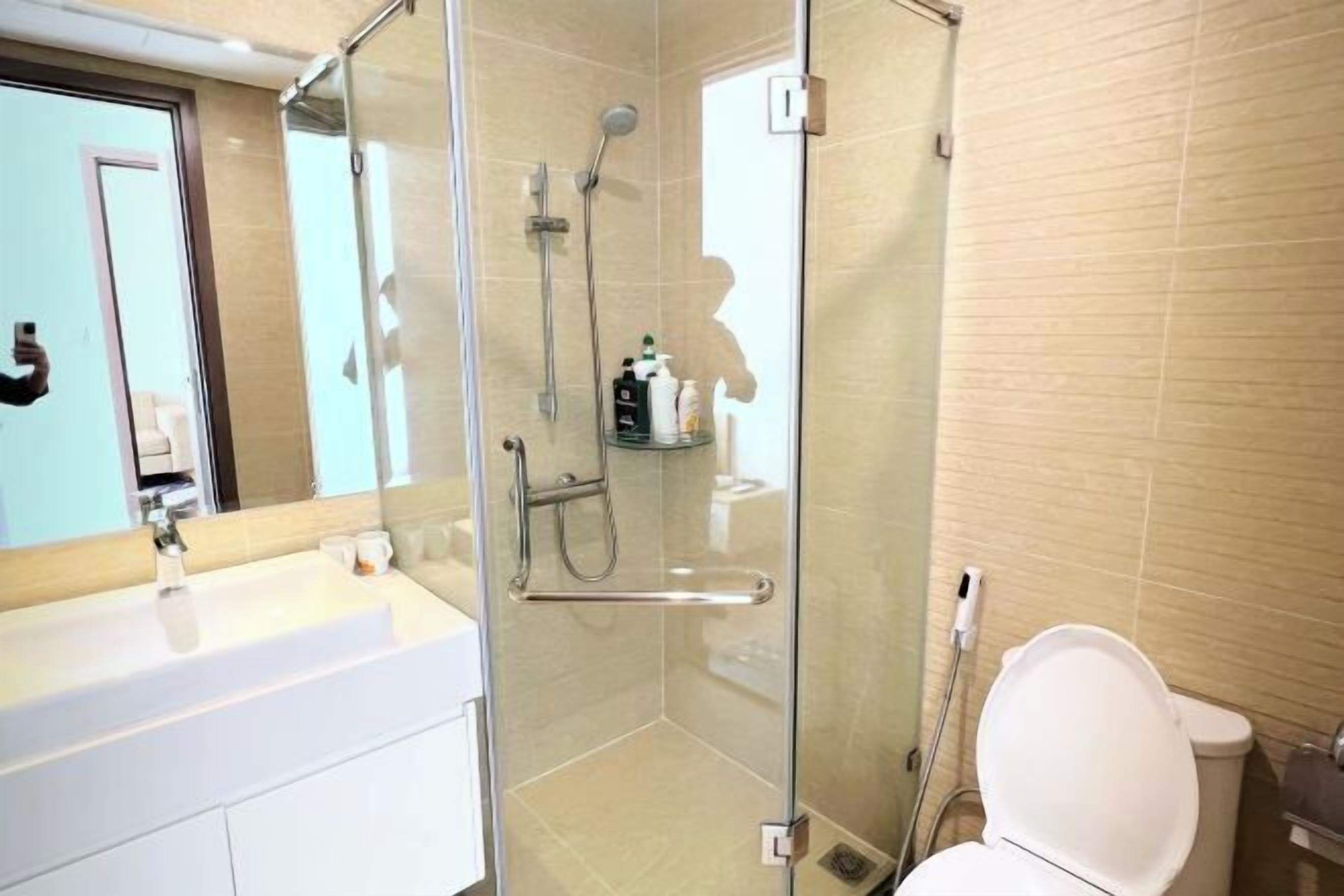 Badeværelse | Dybe badekar, brusehoved med spredningseffekt, designertoiletartikler