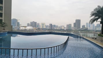 室內游泳池和季節性室外游泳池
