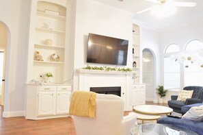 Smart TV, chimenea y impresora