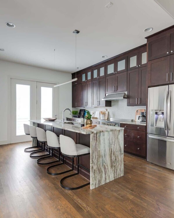 冷蔵庫、電子レンジ、オーブン、コンロ