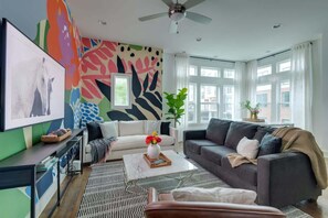 スマートテレビ、書庫、書斎 / ワークスペース