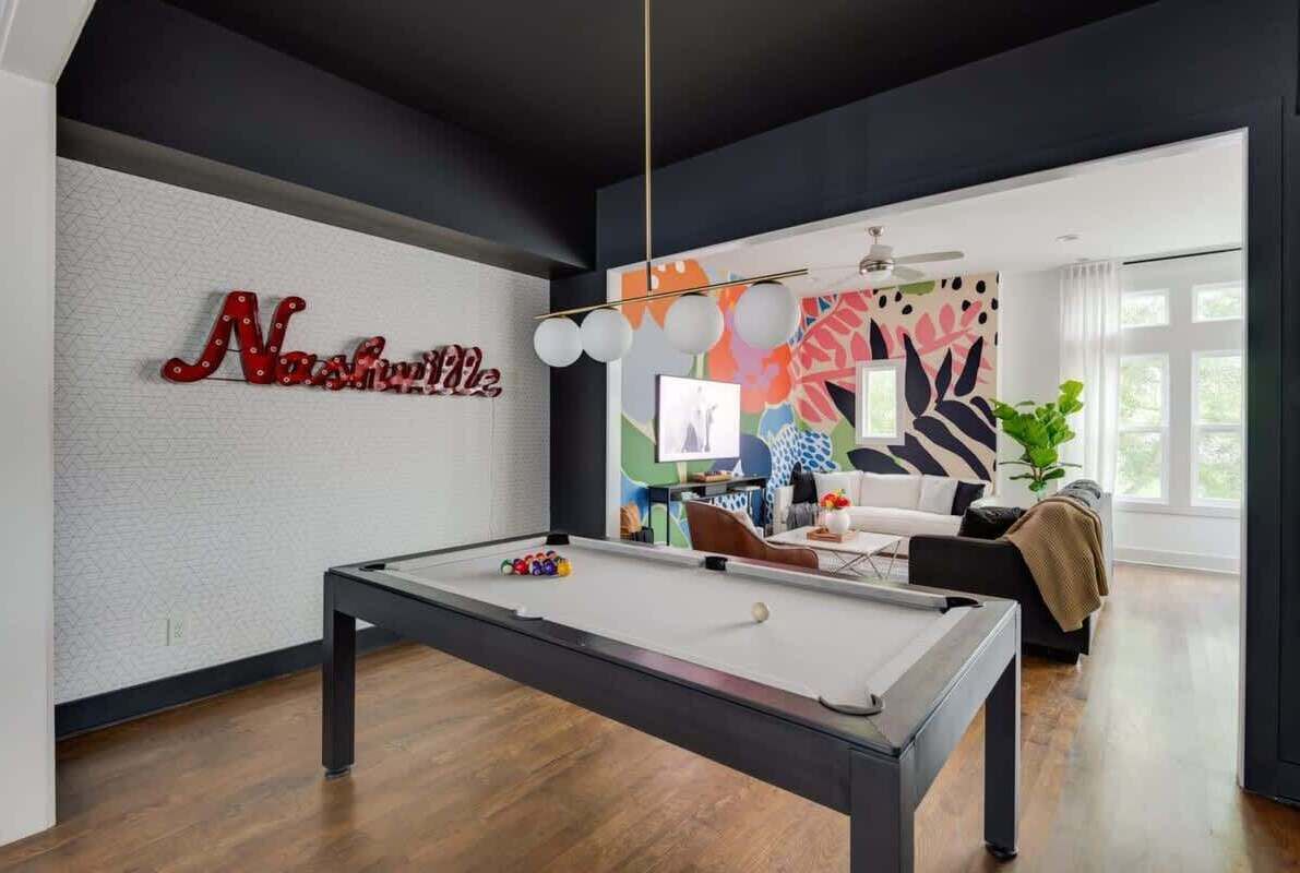 Una Smart TV, libros, una oficina