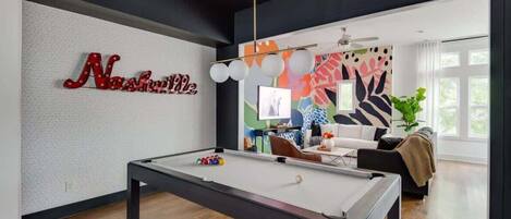 Smart-TV, Bücher, Arbeitsbereiche