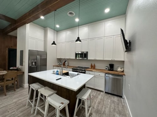 Enjoy a Relaxing Retreat to The Farmhouse in the East Texas Countryside!