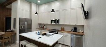 Enjoy a Relaxing Retreat to The Farmhouse in the East Texas Countryside!