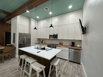 Enjoy a Relaxing Retreat to The Farmhouse in the East Texas Countryside!