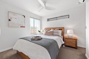 2 bedrooms, iron/ironing board, travel cot, free WiFi - Stylish & Superb! 2Bed/2Bath/1Car~ Walk to CBD (Spring Hill)