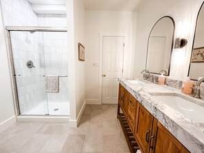 Douche, sèche-cheveux, serviettes fournies, savon