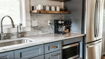 Jääkaappi, mikroaaltouuni, uuni, liesi