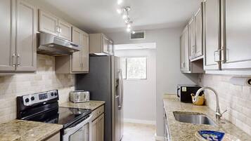 Micro-ondes, lave-vaisselle, cafetiĂšre/bouilloire, grille-pain