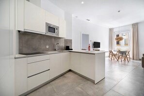 Geladeira, micro-ondas, fogão, cooktop
