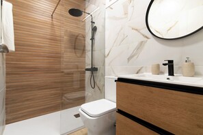 Dusche, Haartrockner, Handtücher