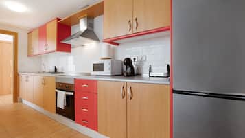 Frigorífico, microondas, horno y placa de cocina