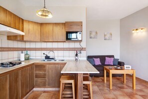 Fridge, microwave, oven, stovetop - Holiday Home "Casa Mirador El Topo" with Sea View, Private Terraces & Wi-Fi (Garafía)