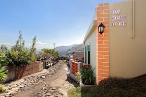 Property grounds - Holiday Home "Casa Mirador El Topo" with Sea View, Private Terraces & Wi-Fi (Garafía)