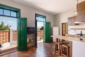 Outdoor dining - Holiday Home "Casa Mirador El Topo" with Sea View, Private Terraces & Wi-Fi (Garafía)