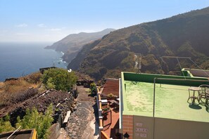 Outdoor dining - Holiday Home "Casa Mirador El Topo" with Sea View, Private Terraces & Wi-Fi (Garafía)