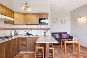 Een koelkast, een microgolfoven, een oven, een kookplaat