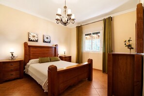 4 bedrooms, iron/ironing board, WiFi, bed sheets